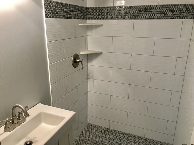 Building Photo - Your Contemporary 4 Bedroom Haven in St. L...
