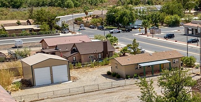 Foto del edificio - Versatile 3-Bed Home with Commercial Zonin...