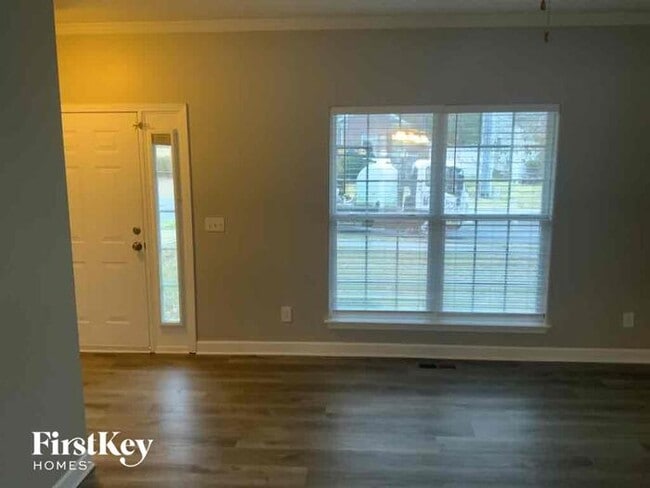 Building Photo - 811 Royal Oaks Dr
