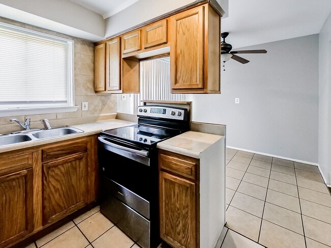 Building Photo - AVAILABLE ON 6/15/24! WELCOME HOME TO THIS...