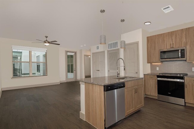 Foto del edificio - 8900 Six Pines Dr