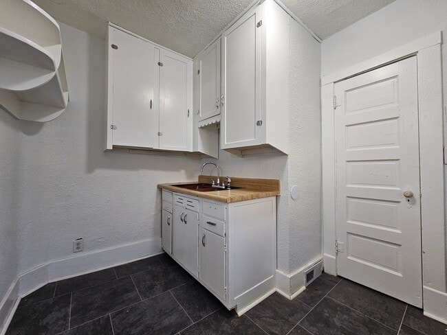 Building Photo - 515 E 11th St