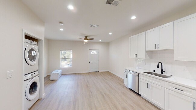 Building Photo - Cozy 4BD/2BA House on Gary with Beautiful Yard