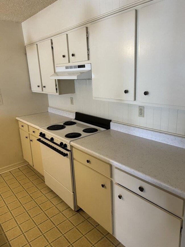 Building Photo - 2 Bedroom 1 Bath Condo with Sun Room!