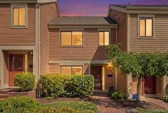 Building Photo - 10 Bayberry Ln