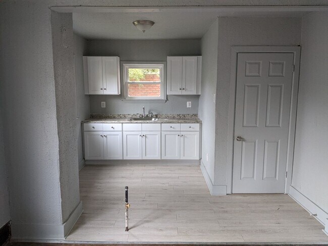 Building Photo - 9341 Roselawn- 3 BEDS & 1.5 BATH FOR RENT!