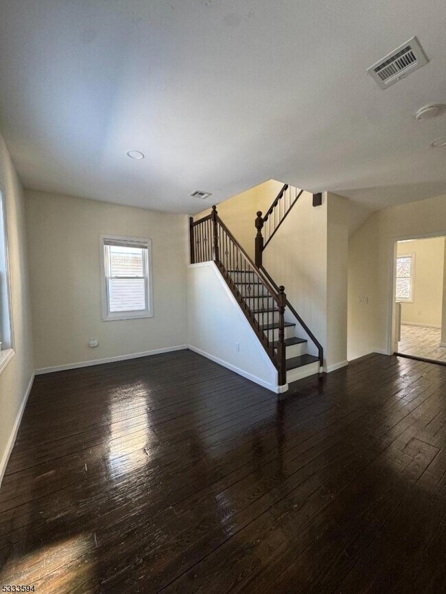 Foto del edificio - 329 Orange Rd