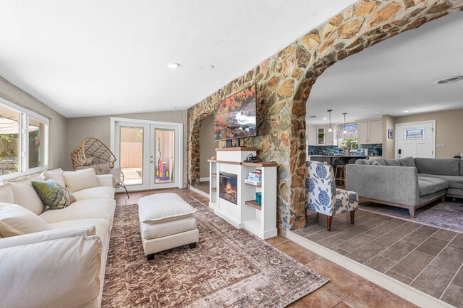 Building Photo - 128 Martin St