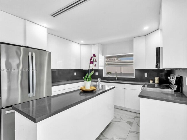 Building Photo - 440 SE 8th Ave