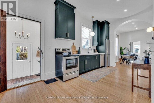 Building Photo - 385 George St