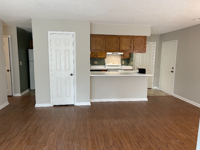 Building Photo - 6205 Rosecroft Dr