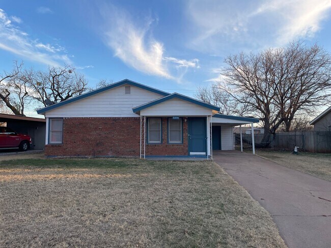 Foto del edificio - UP-dated 3/2 with carport! NEW HVAC in Jun...