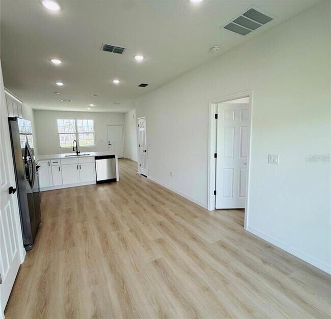 Building Photo - 646 Desmoines Ct