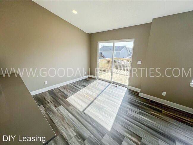 Building Photo - 4 br, 3 bath House - 640 SE Mesa Dr