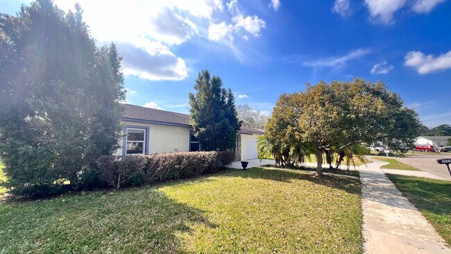 Foto del edificio - Conveniently Located 3 Bedroom Home Minute...