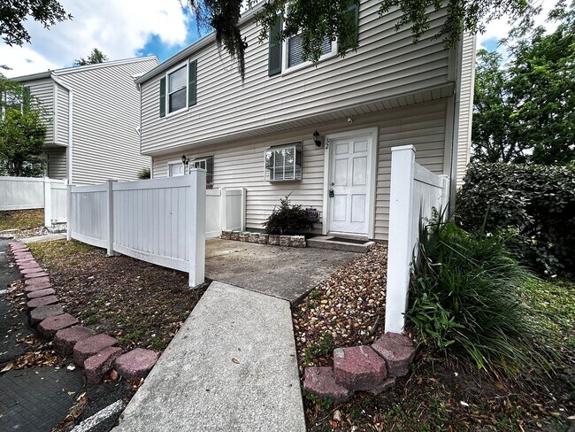 Building Photo - Newly Renovated 2/1.5 Condo in Gated Commu...