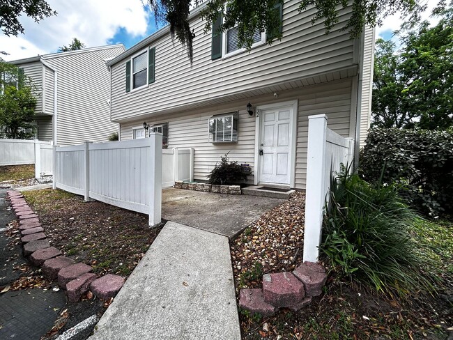 Foto del edificio - Newly Renovated 2/1.5 Condo in Gated Commu...