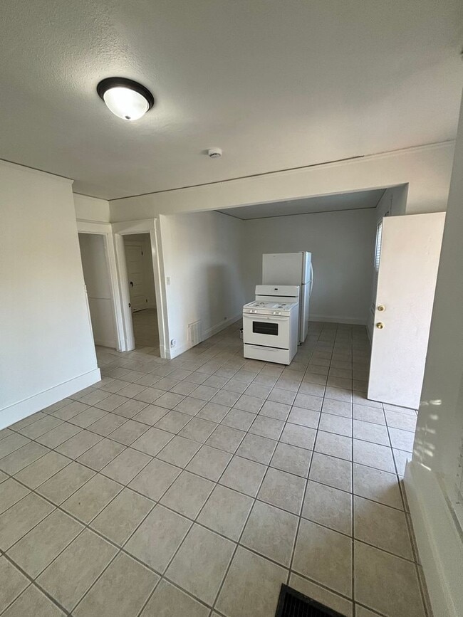 Building Photo - Spacious 6-Bedroom Home with Modern Update...