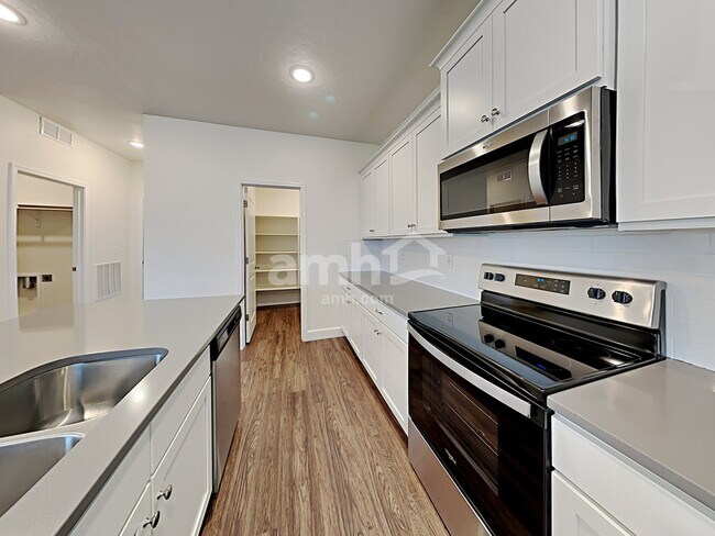 Foto del edificio - 981 N Barkvine Ave