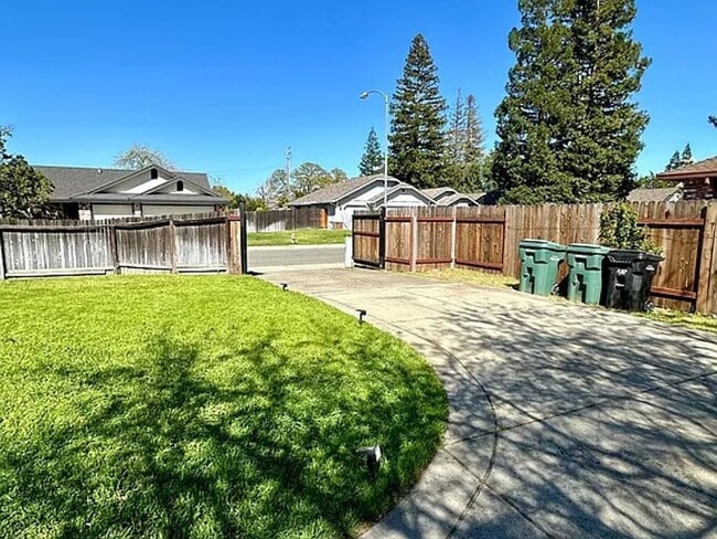 Foto del edificio - 3820 Hillcrest Ln