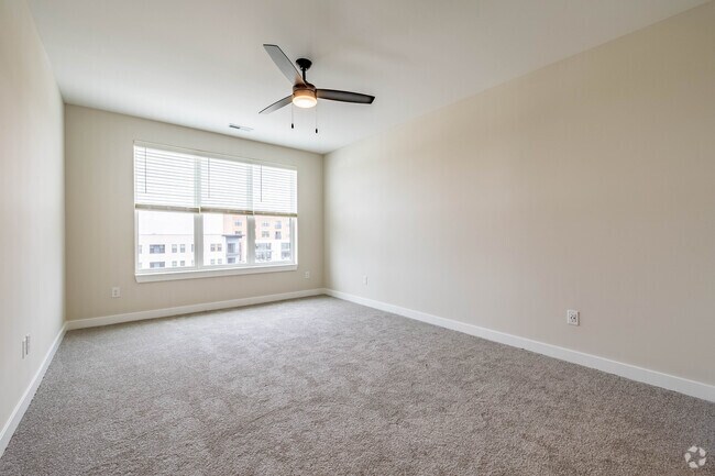 2 habitaciones, 2 baños - 1565 pies cuadrados - Dormitorio principal - The District at Deerfield Residences