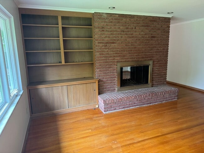 Building Photo - 2030 Chardon Rd