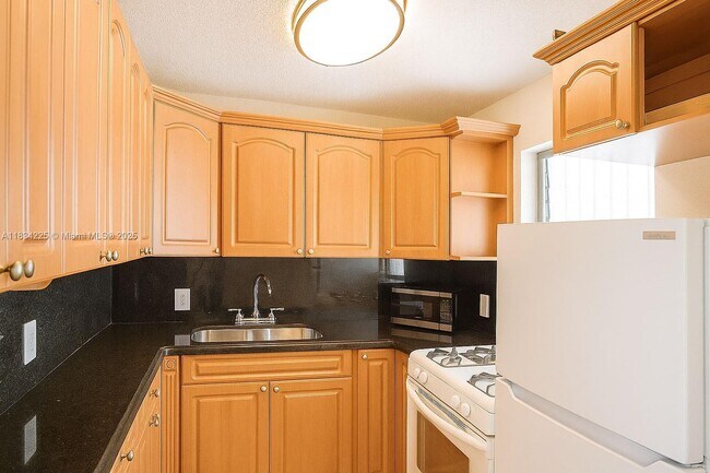 Building Photo - 1357 Collins Ave