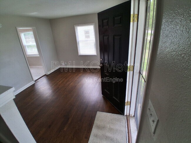 Foto del edificio - 9548 Charlotte St
