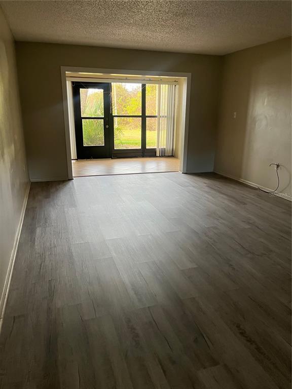 Foto del edificio - 4300 Baywood Blvd