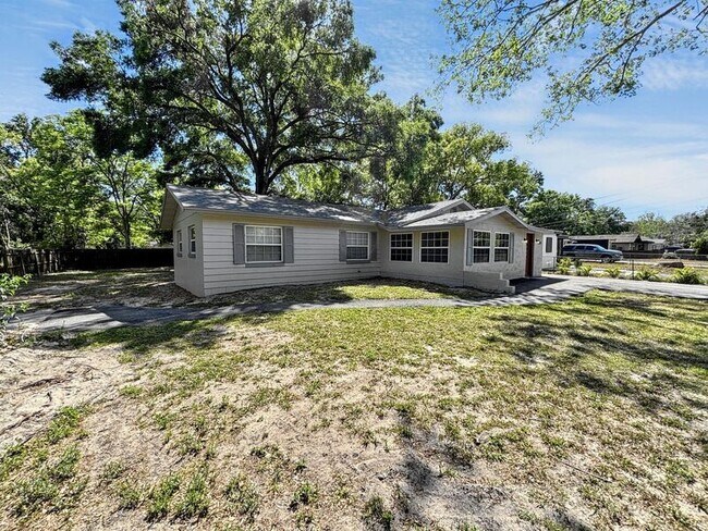 Building Photo - 1650 E Pine Ave