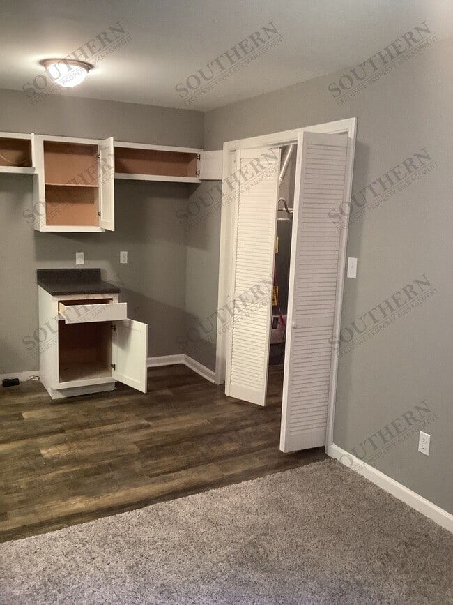 Building Photo - 124 Creekwood Ave