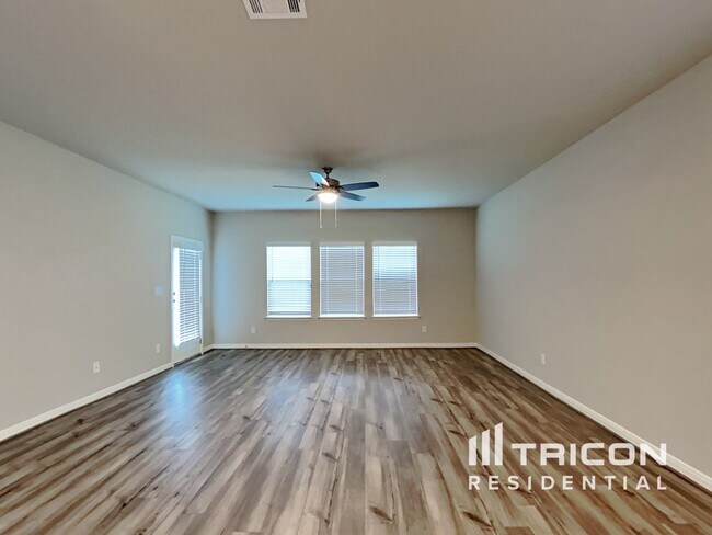 Foto del edificio - 13630 Paxton Blvd