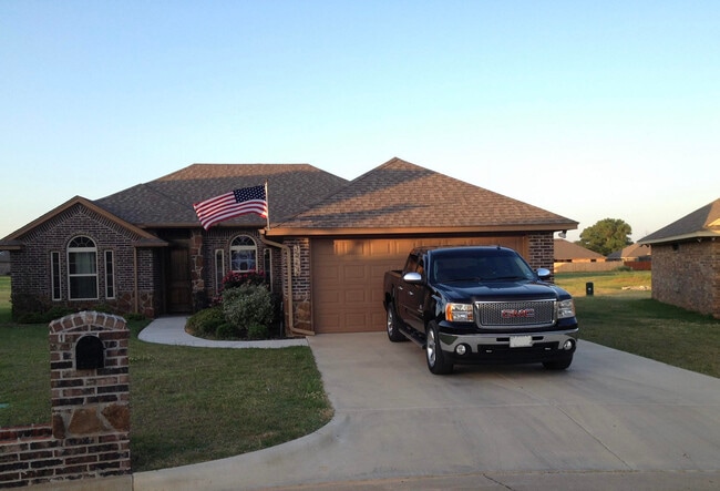 Building Photo - 9144 Parkview Cir
