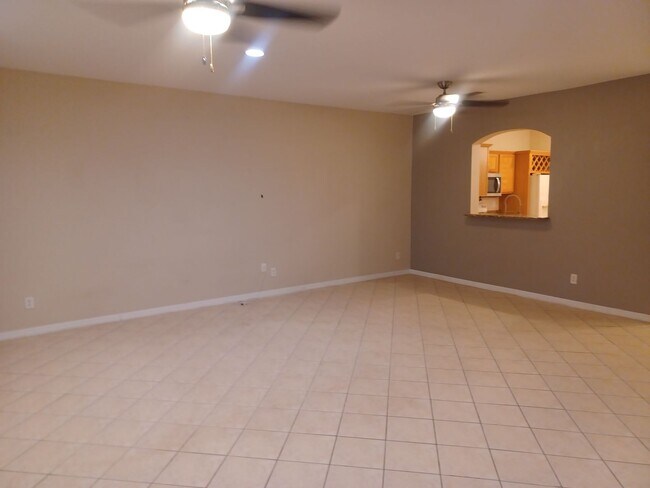 Foto del edificio - Townhouse with Amenities Galore: 3 BR / 2.5 Bath In The Colonnade Community