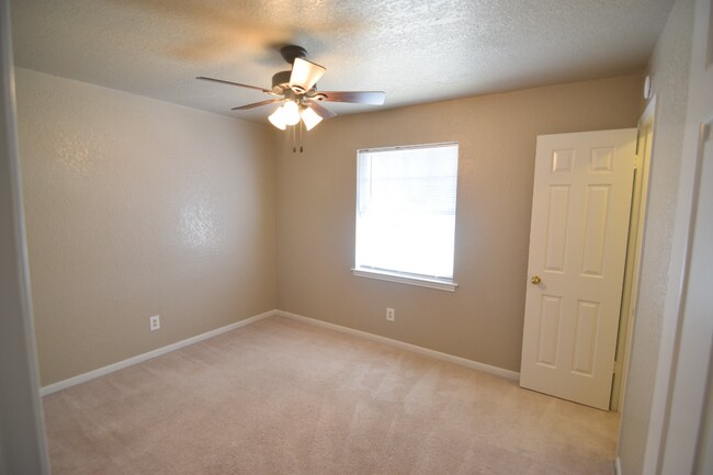 Building Photo - 3805 Lone Oak Dr