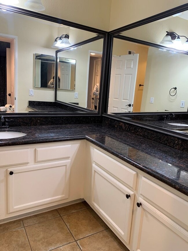 Building Photo - RENT READY BEAUTIFUL LOWER 1BD/1BTH CONDO