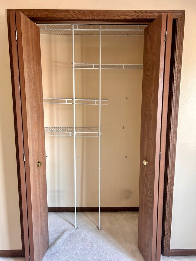 Br 1 closet - 8962 Porter Rd