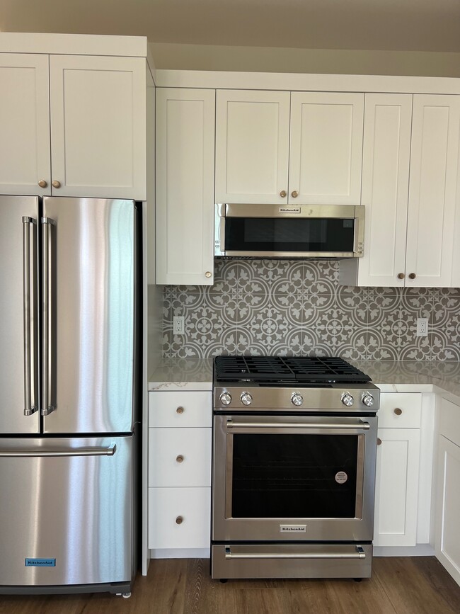 Kitchen detail - 529 Palomar Ave