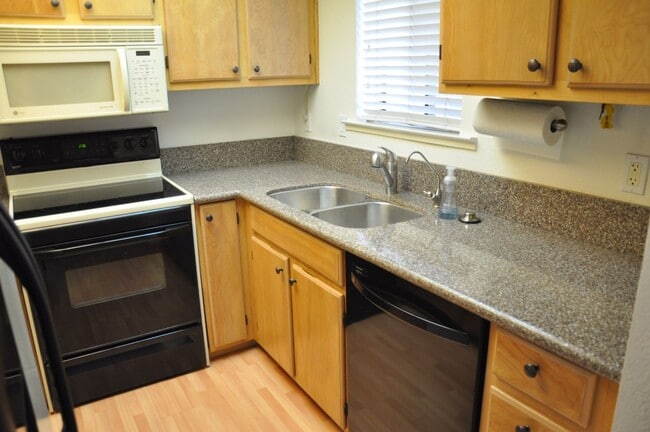 Building Photo - Gorgeous 2/2 near Hwy 101 & Fair Oaks with AC and Garage, 2 miles to Downtown Sunnyvale