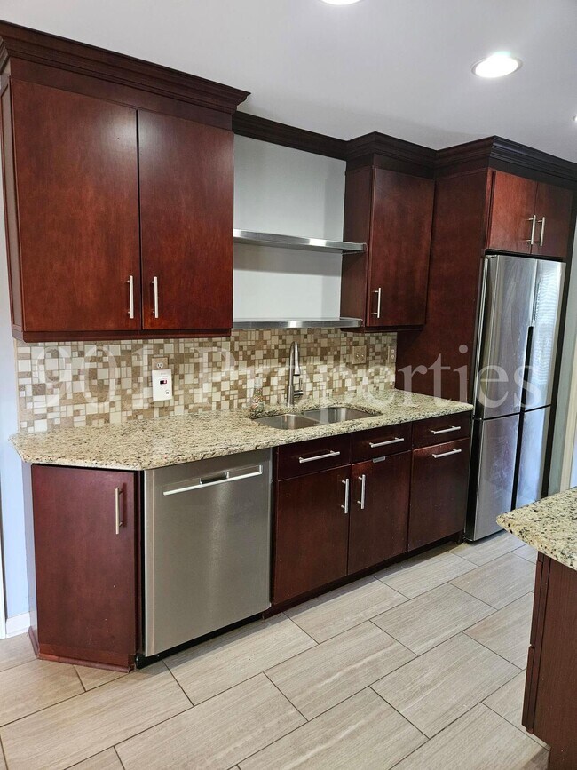 Foto del edificio - 8595 Riverchase Dr