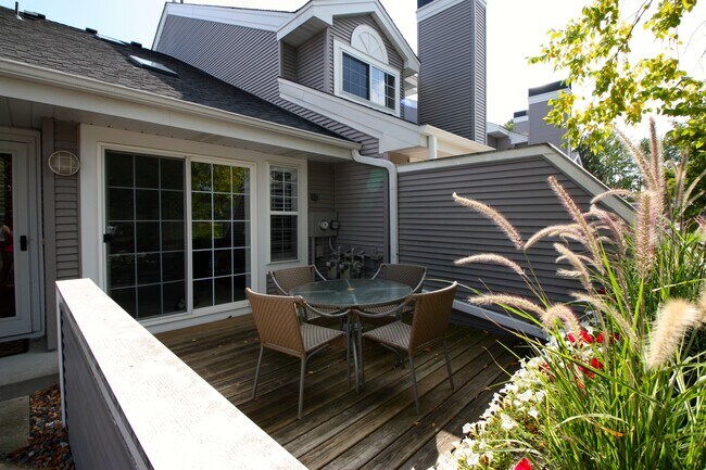 Patio contiguo a la sala de estar. - 15805 24th Ave N.