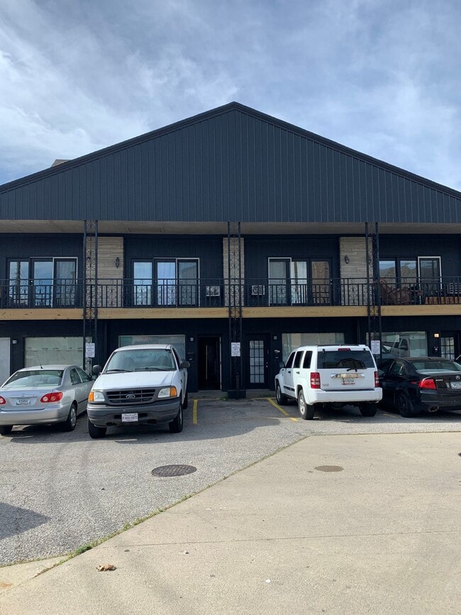 Building Photo - Large Studio Apartments RIGHT DOWNTOWN! (O...