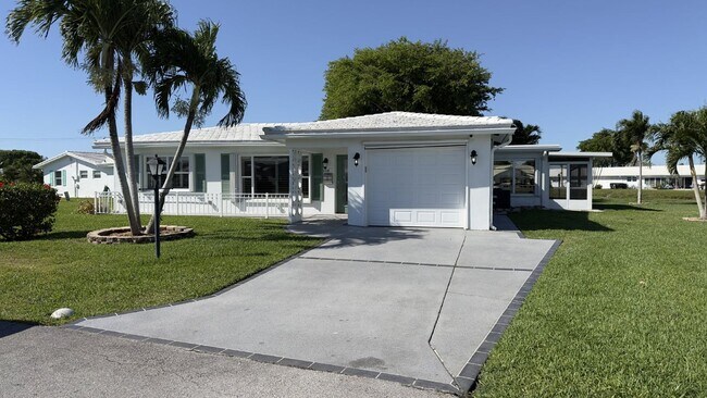 Foto del edificio - Lakefront 2BR Home in 55+ Leisureville Community