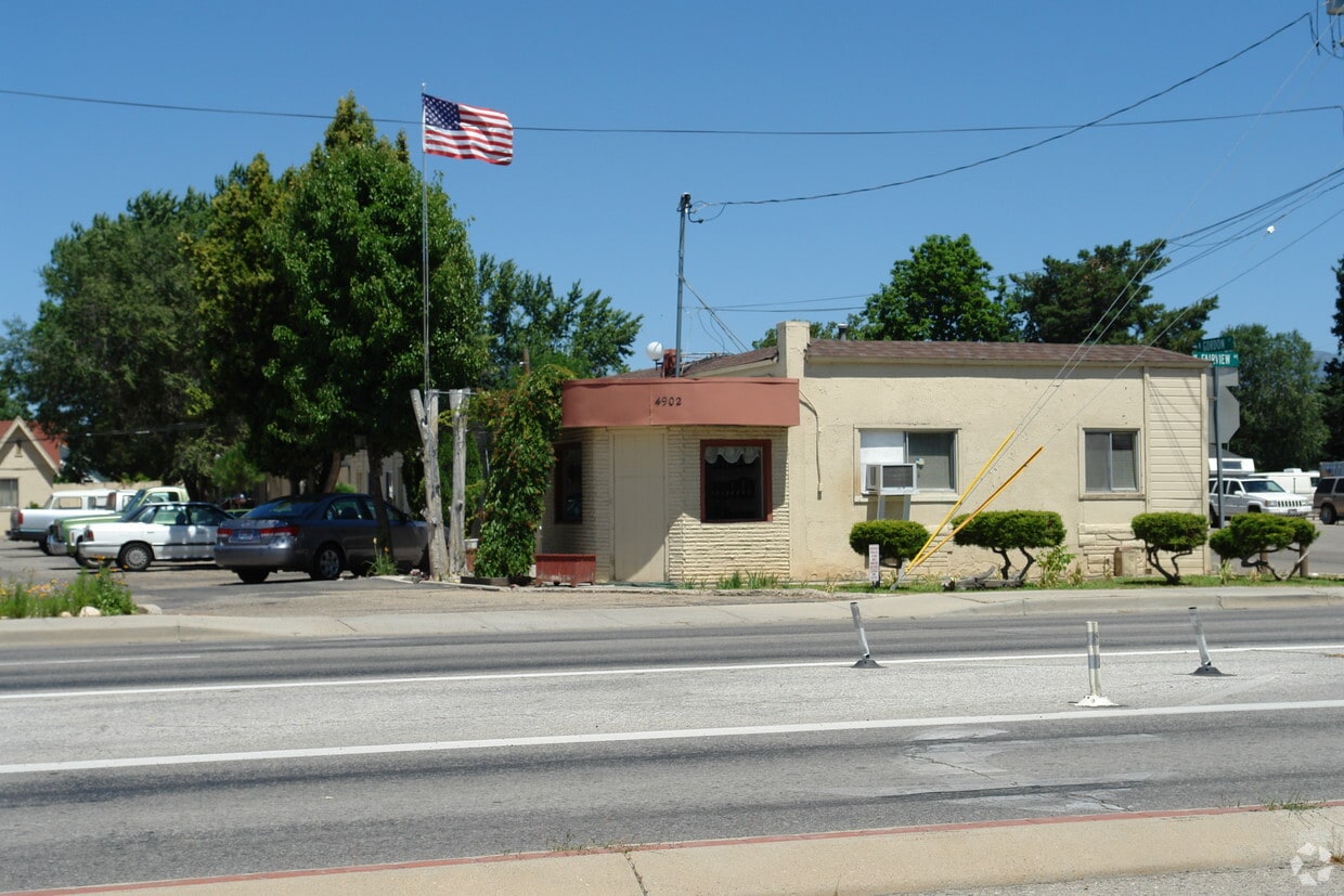 Building Photo - Town & Ranch Apartments