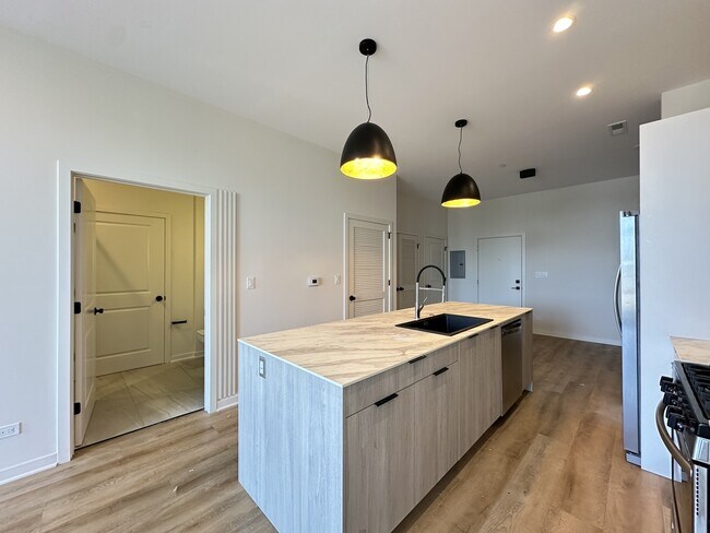 Foto del edificio - 6340 W Belmont Ave