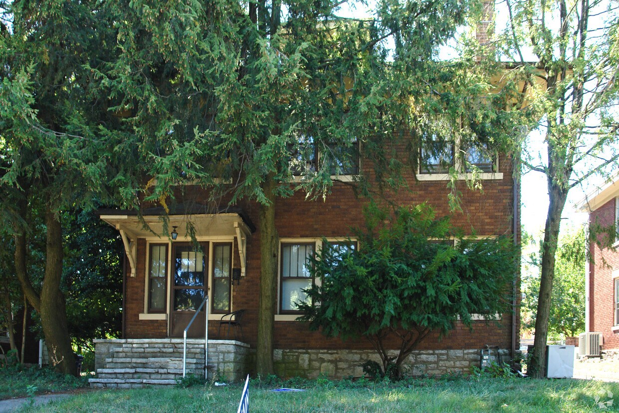 Side view has heavy lens flares - 130 University Ave