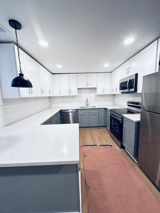 Newly Remodeled 901 Agatite 2 Bd 2 bth - 900 W Montrose Ave