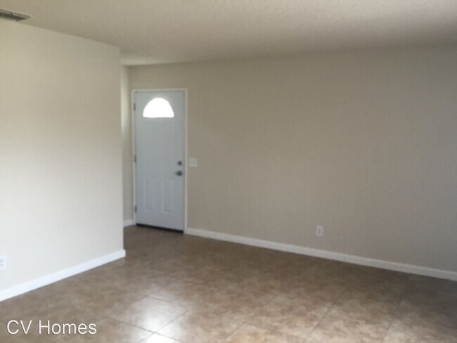 Building Photo - 2 br, 1 bath Apartment - 4778 E. Hoxie Ave.