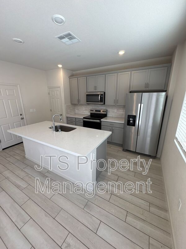 Building Photo - 6033 Woodlands Lp