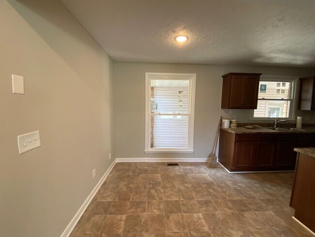 Building Photo - Awesome 4 or 5 Bedroom with 1.5 bath